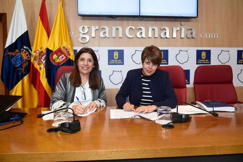 Hernández (i) y Alonso (d), este lunes durante la firma del convenio (Foto TA)